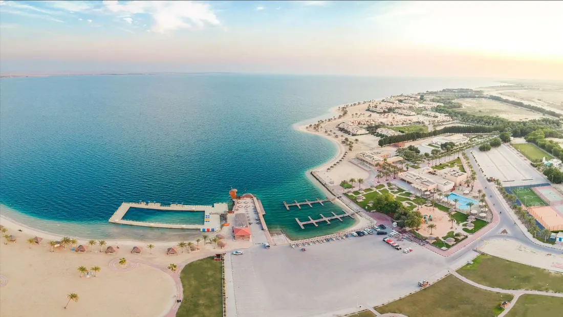 لقطة جوّية لمنتجع شاطئ النخيل على شاطئ نصف القمر