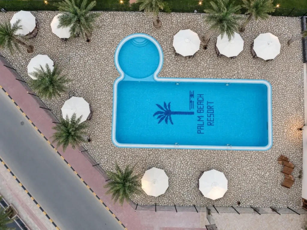 جلسات شاطئية بمظلّات القشّ عند الغروب
